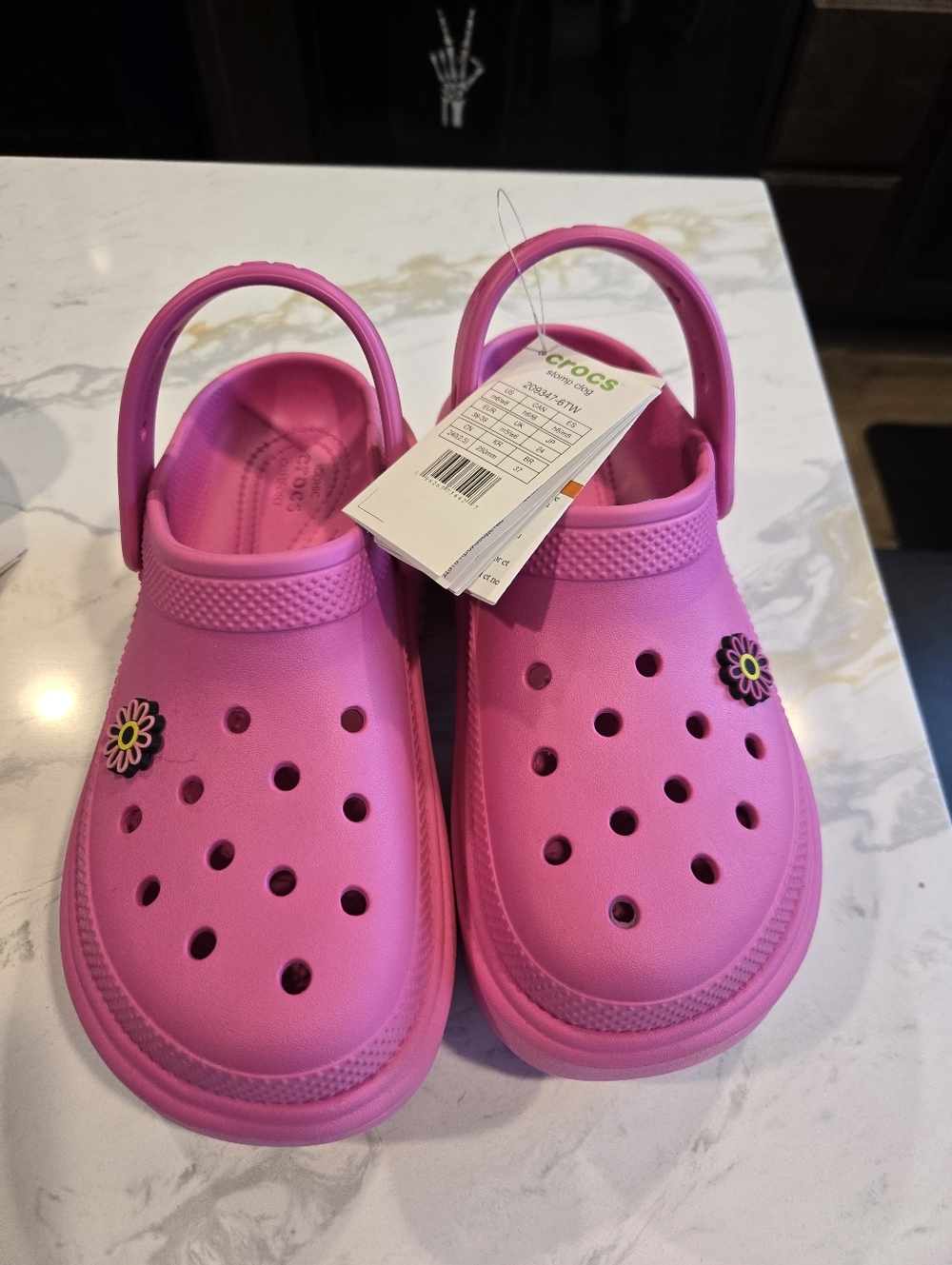 NWT. CROCS Classic Stomp Clog in Bright Pink with Flower Charm. Womems Size 8